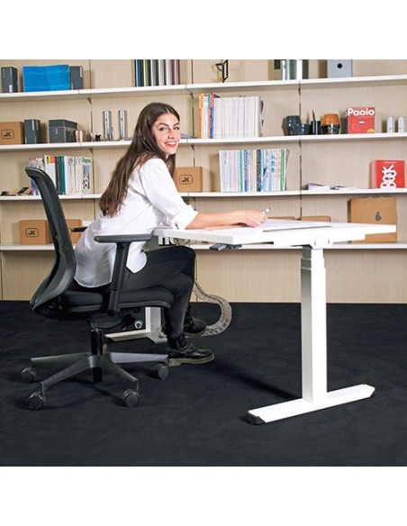 scrivania elevabile elettricamente che migliora la postura di lavoro